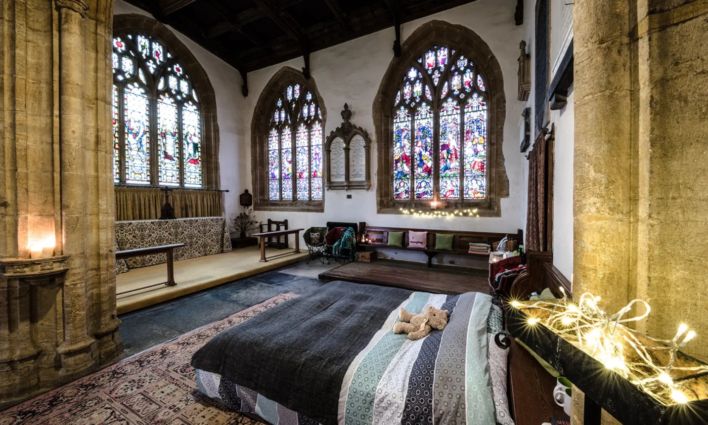 Camping dans l'église All Saints à Langport, en Angleterre. RNS