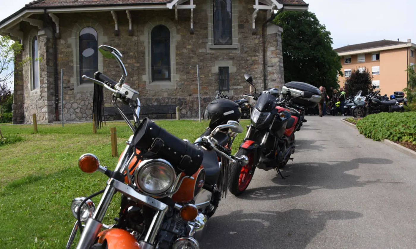 Les motos devant le temple de Chavannes-près-Renens ©Gérard Jaton/EERV