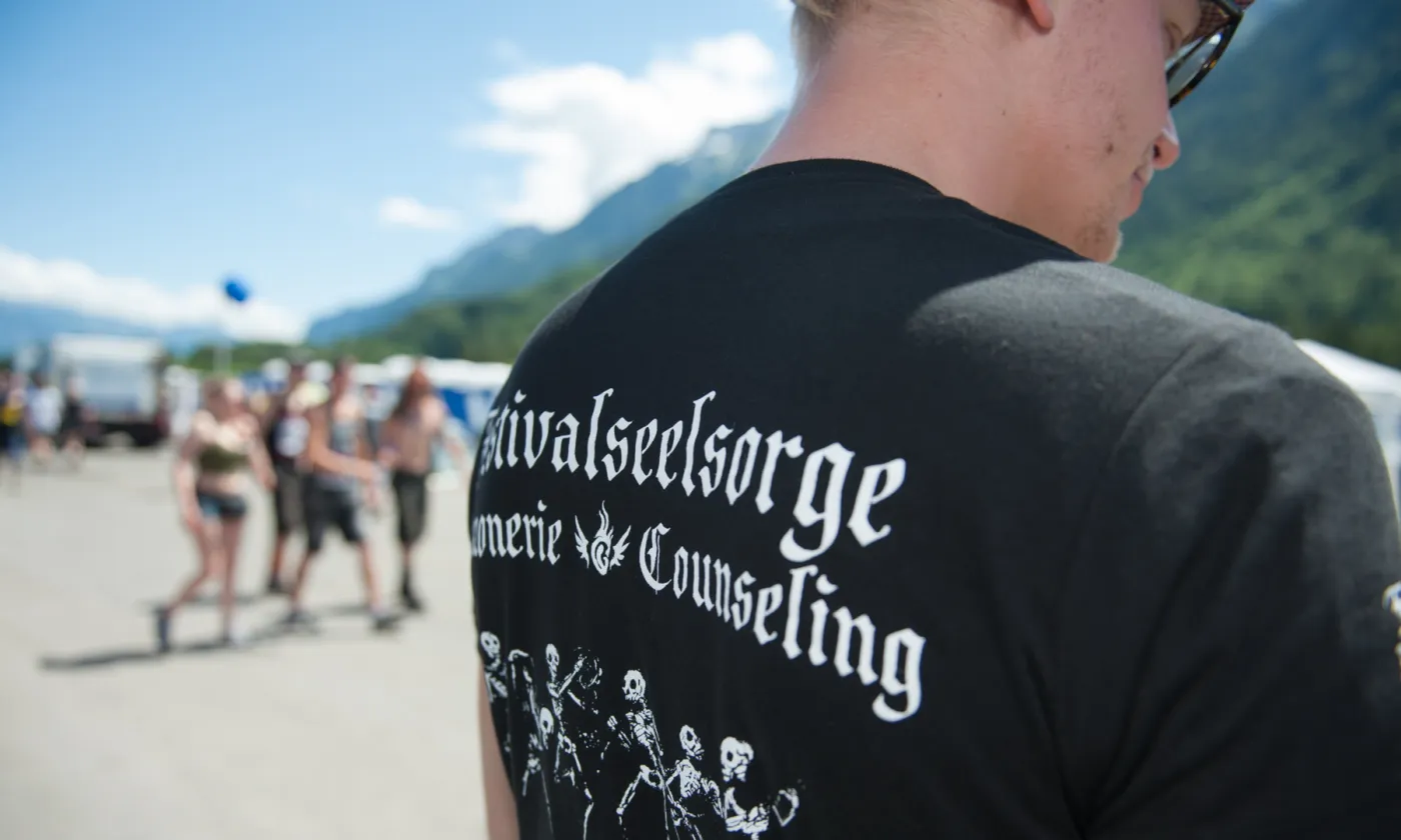 Un membre de l'équipe de l'aumônerie réformée, en tenue, sur le site du Greenfield Festival à Interlaken. © DR Un membre de l'équipe de l'aumônerie réformée, en tenue, sur le site du Greenfield Festival à Interlaken. © DR