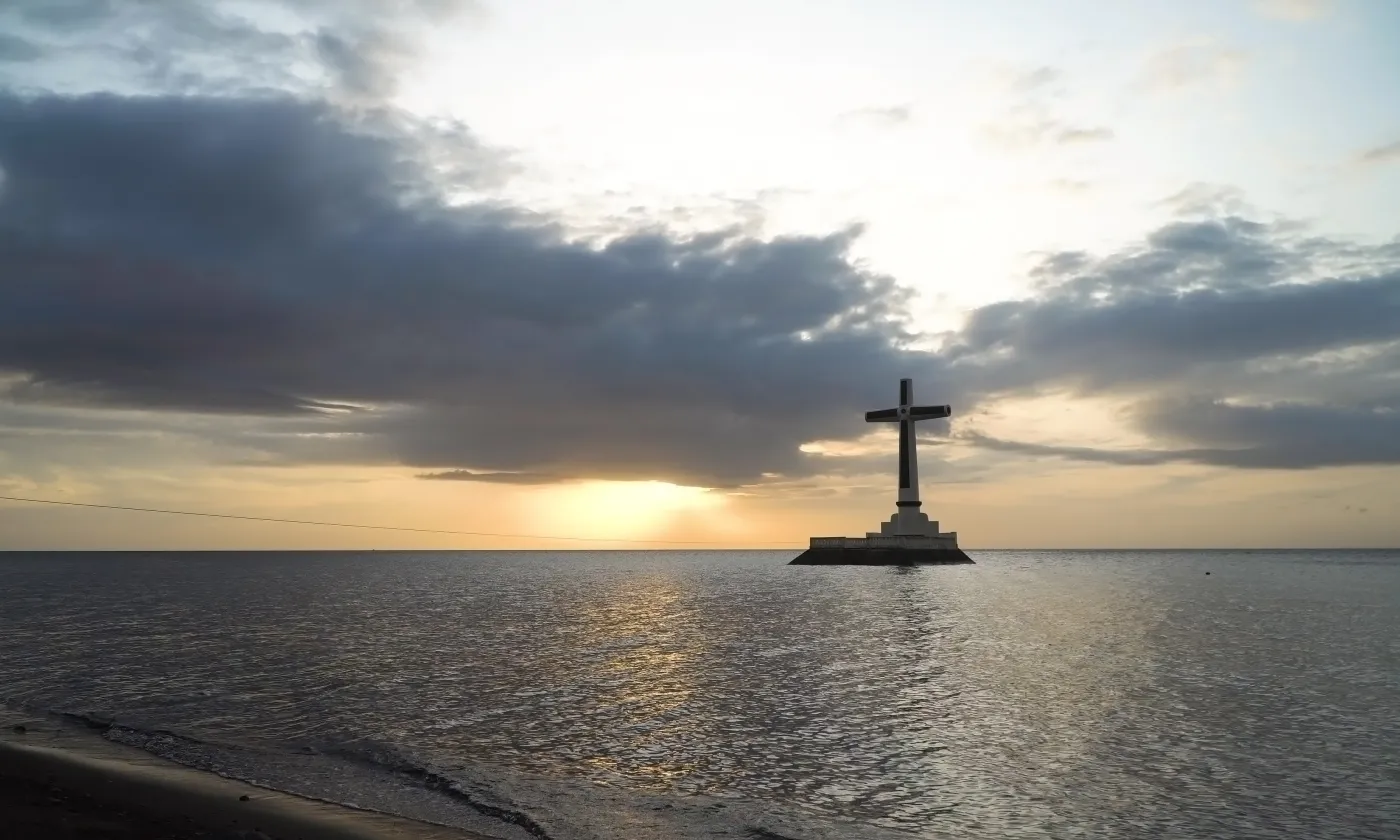 Croix submergée signalant le cimetière sous-marin sur la côte de l'île de Camiguin, près de Mindanao aux Philippines. ©iStock/Alexpunker