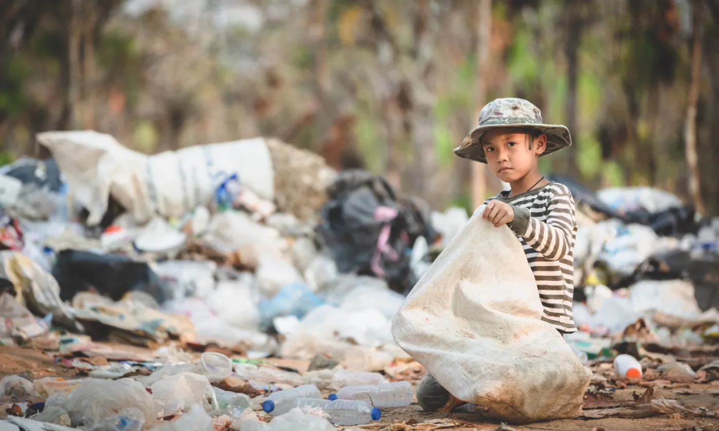 Selon les estimations de l’ONU, en 2023 prêt de 700 millions de personnes dans le monde vivaient avec moins de 2,15 dollars par jour. ©iStock
