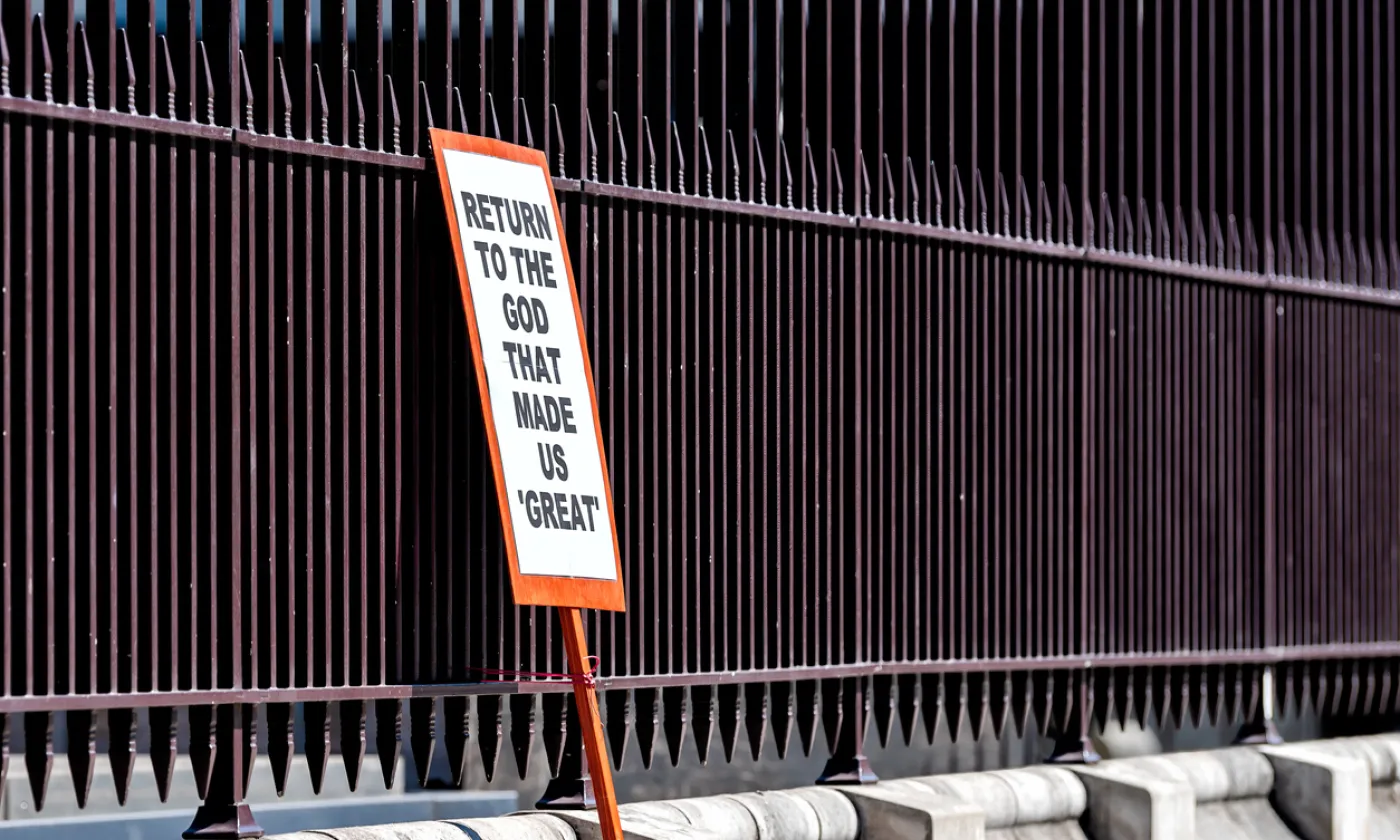 Une pancarte au centre-ville de Londres en 2021 appelant au « retour de Dieu qui a fait de nous une grande nation ». ©iStock/krblokhin