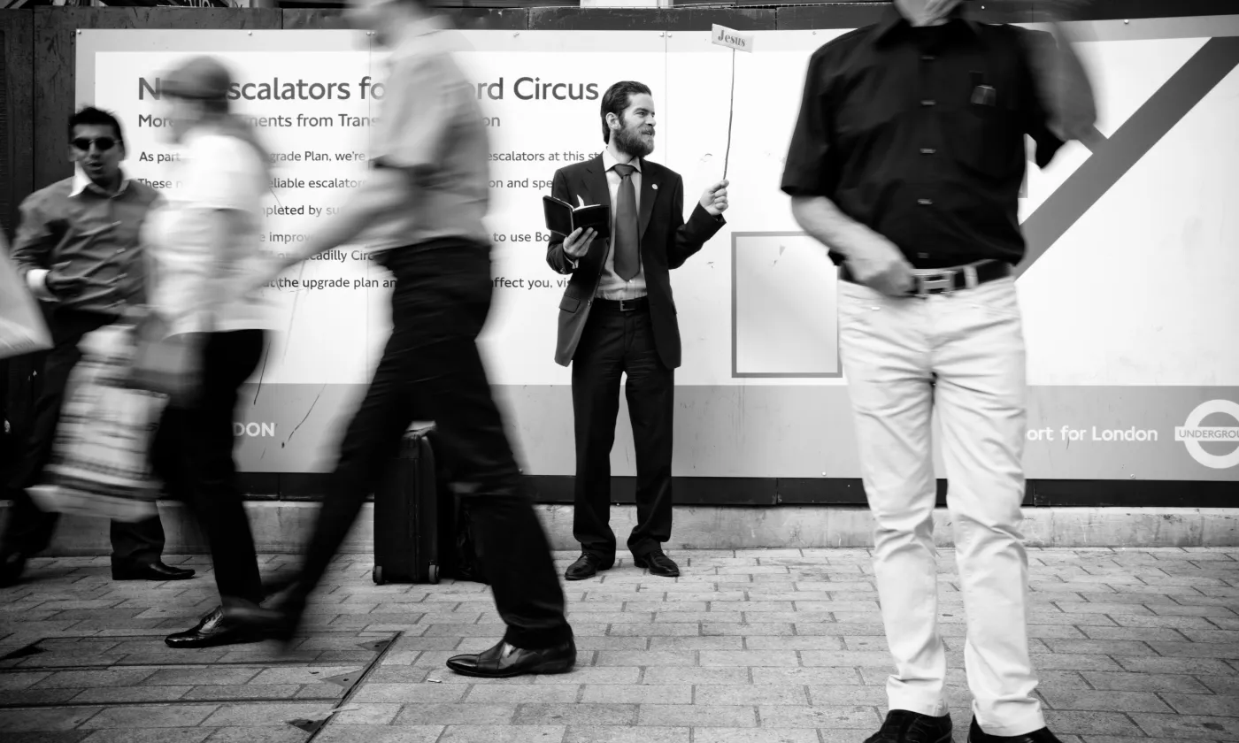 Pasteur évangélique pratiquant l'évangélisation de rue à Londres. ©iStock Au sein du protestantisme, la comparaison interroge: alors que les Églises évangéliques continuent leur croissance, les Églises réformées ne cessent de se vider. Comment faire pour retenir les croyants qui restent et en chercher de nouveaux? Et est-il encore possible d’évangéliser sans être taxé de prosélytisme?