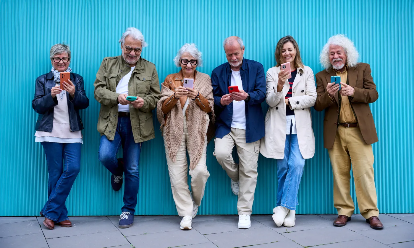Des grands-parents sur leurs smartphones - image d'illustration