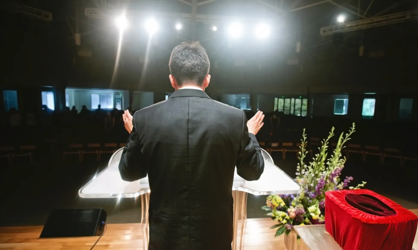Un pasteur bénissant son assemblée iStock / Hotaik Sung