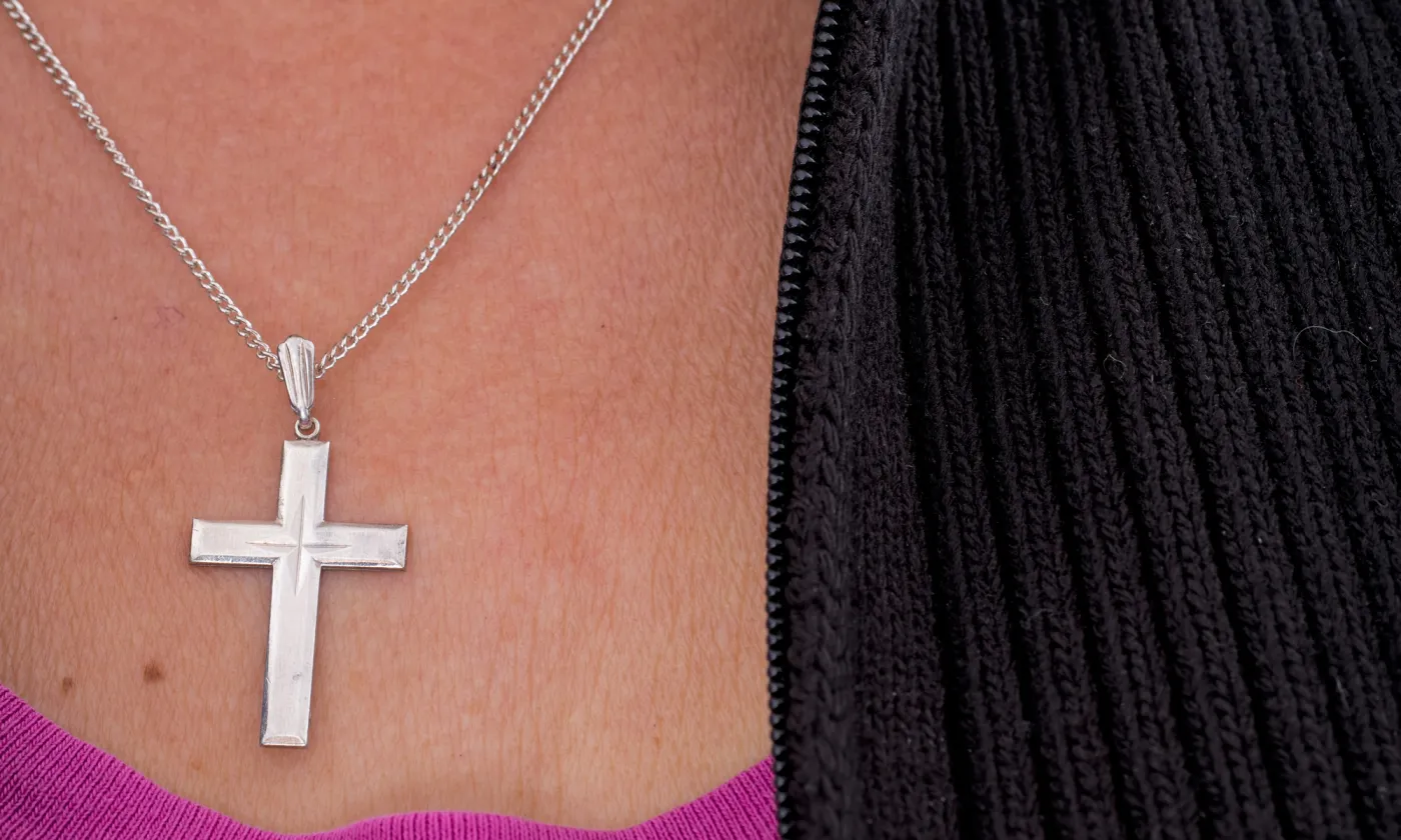 Le personnel de l’État devrait renoncer à porter des croix ©iStock / Goldfinch4ever