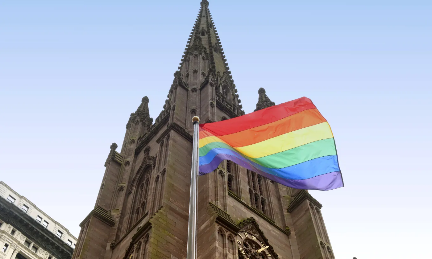 Un drapeau arc-en-ciel sur le devant de l’église de la Trinité à New York © iStock / Bumblee_Dee