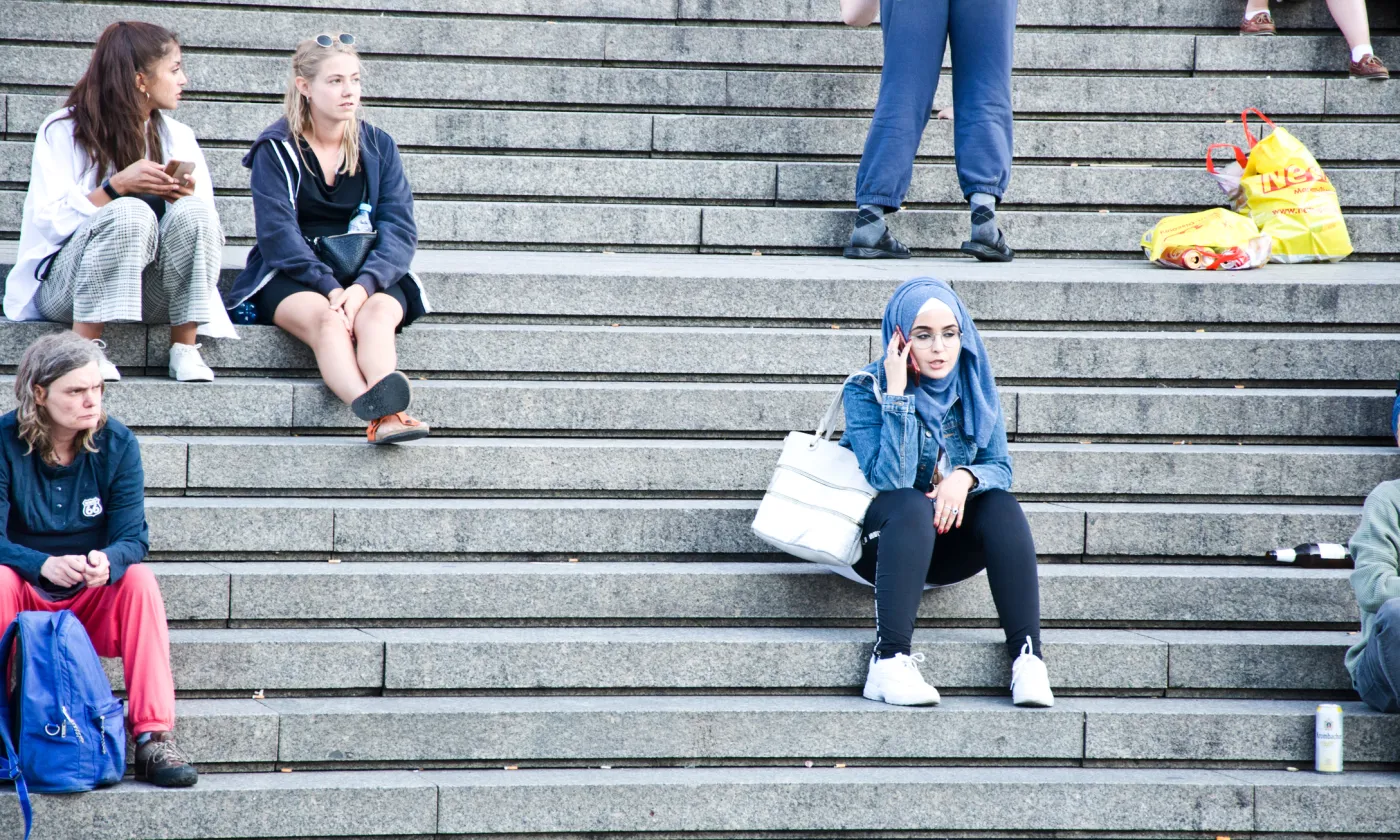 Jeune femme voilée sur les marches de la cathédrale Saint-PIerre à Cologne. IStock
