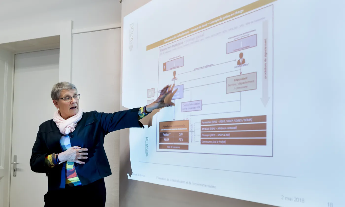 En mai 2018, Beatrice Métraux présente le dispositif vaudois de prévention de la radicalisation à la presse. ©KEYSTONE/Jean-Christophe Bott
