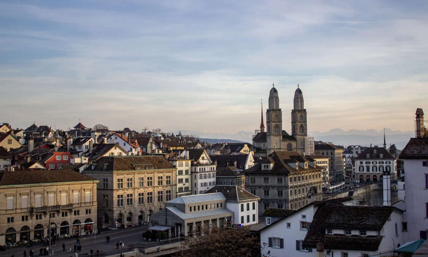 La skyline de Zurich avec l'emblématique église Grossmünster au lever du soleil Natalia Sevruk