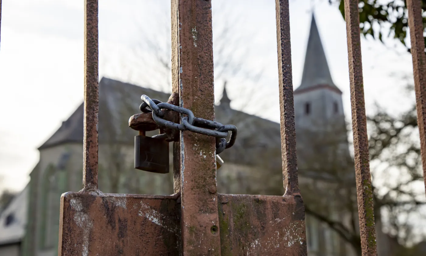 Mercredi 25 janvier, le Synode de l’Église réformée évangélique de Neuchâtel devra se positionner face à la demande de son Exécutif visant à clarifier l’usage de ses temples, en interdisant notamment la tenue en leur sein de cérémonies laïques. IStock