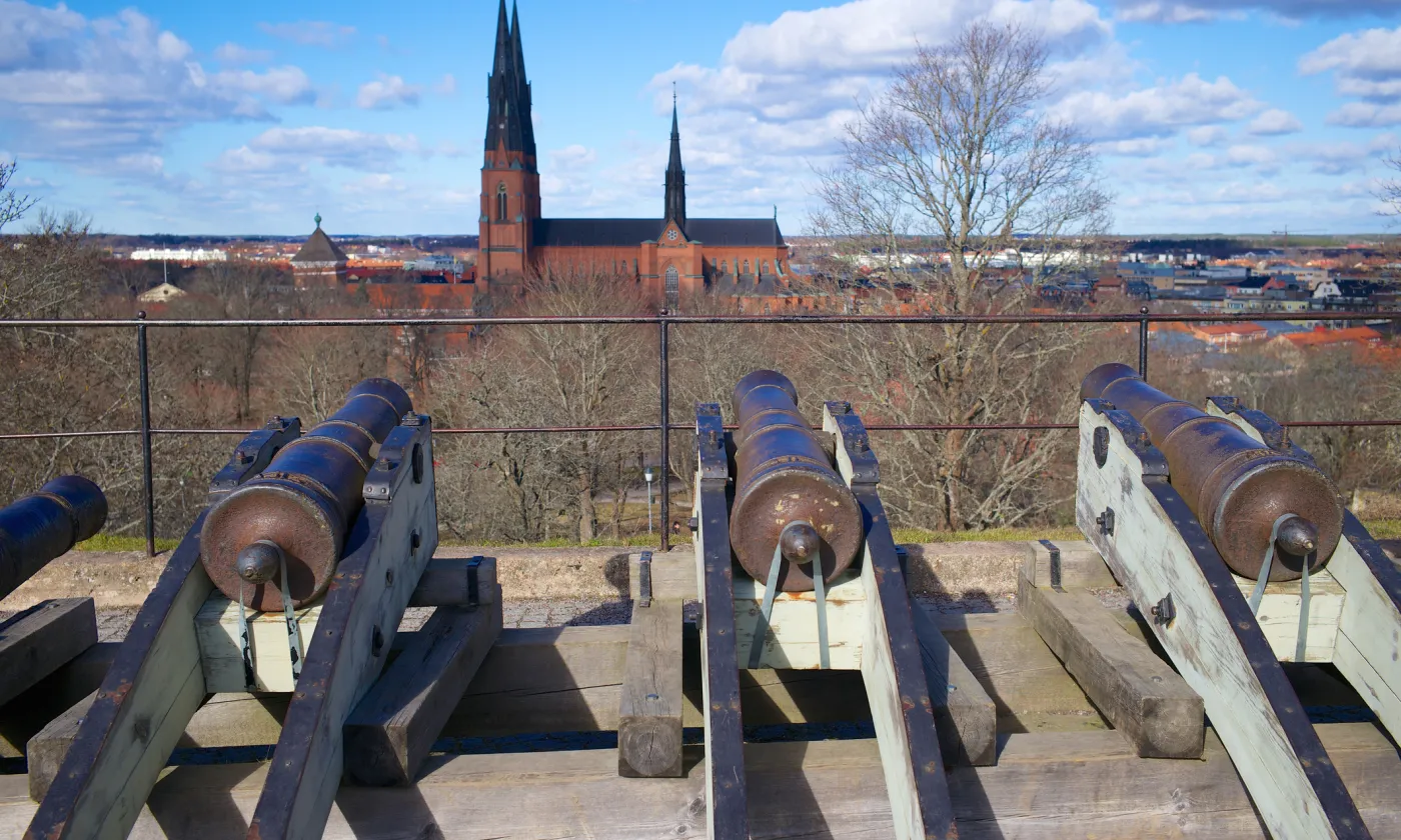 Lors de la Réforme, le roi Gustav de Suède s’est approprié les biens de l’Église. Vers 1550, il fait construire une fortification sur une colline qui fait face à la cathédrale d’Uppsala, la plus grande de Scandinavie. Une série de canons pointant l’édifice permettent de rappeler aux évêques qui détient le pouvoir. Une manière symbolique d’interroger les relations entre Église et État que l’on peut voir encore aujourd’hui dans la ville qui héberge la plus ancienne chaire de sciences politiques encore active au monde: l’enseignement d’éloquence et politique y est tenu depuis 1622. ©iStock / Antema