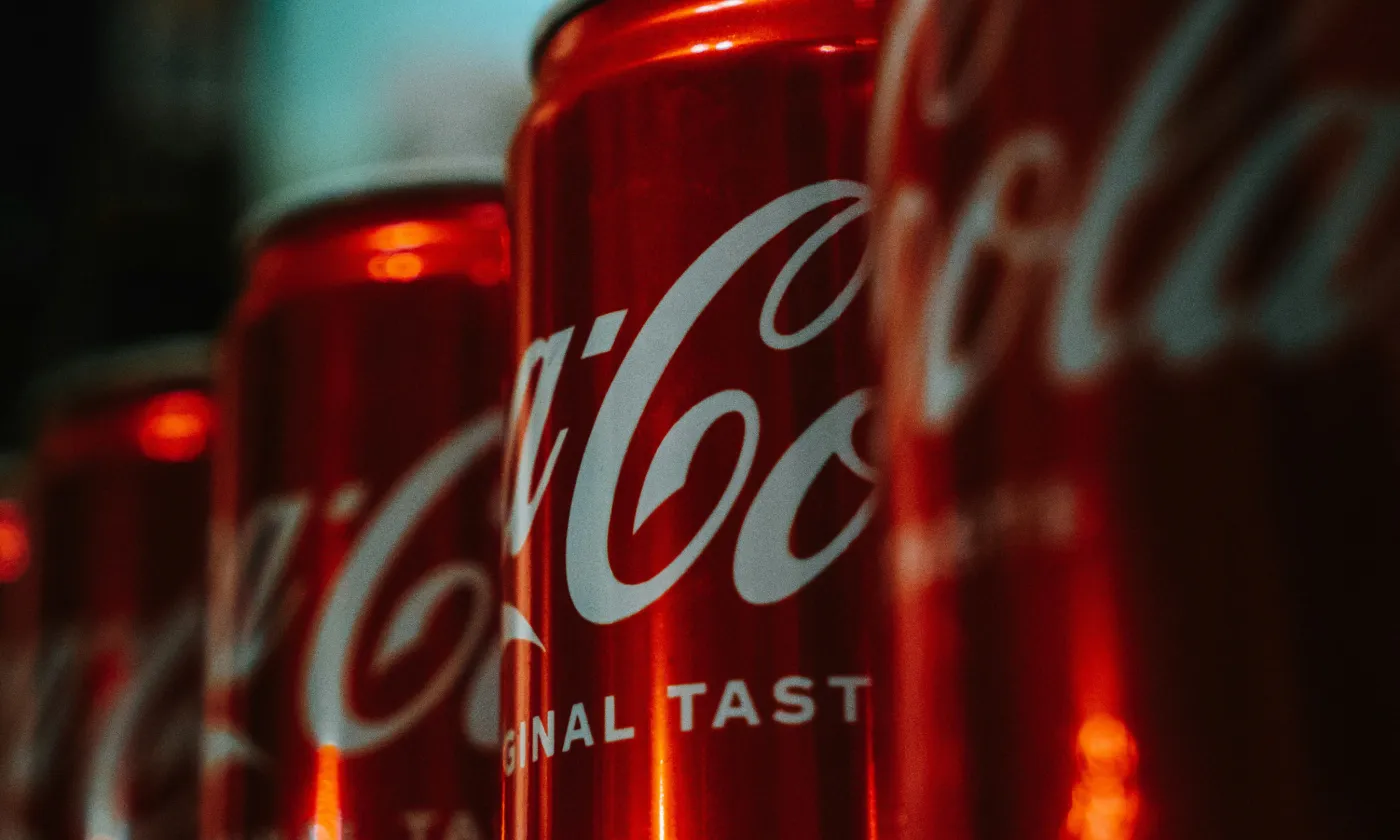 Des canettes de Coca-Cola (c) Vitalii Khodzinskyi sur Unsplash