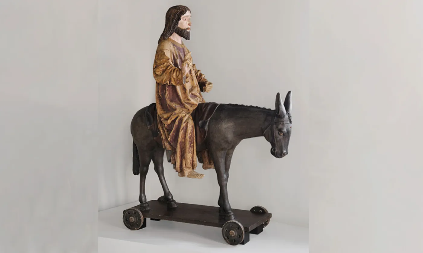 L'âne, et surtout l'ânesse, pas si bête. Et nous ? Christ des Rameaux, vers 1480, tilleul et saule polychromés (l'âne et le chariot sont modernes) © Musées de Strasbourg-M. Bertola