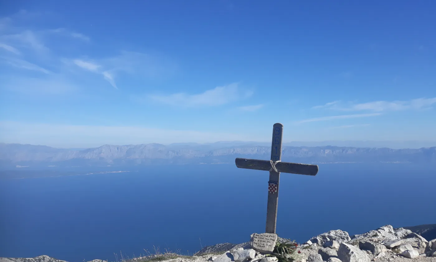 Croix au-dessus de la grande bleue