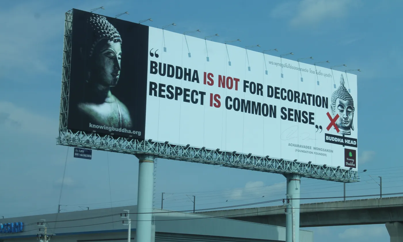 Panneau autoroutier à Bangkok en 2016 invitant au respect du Bouddha réalisé par knowingbouddha.org Panneau autoroutier Bangkok Respect Bouddha Photo Gilles Bourquin 2016