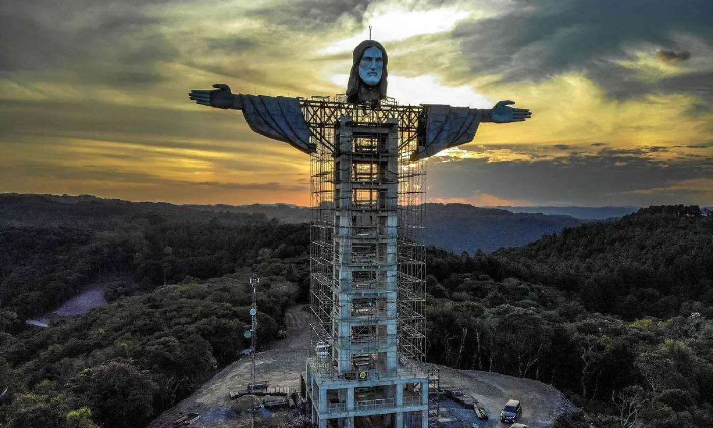 La statue du Christ protecteur en construction dans la petite ville Encantado au sud du Brésil. Photo Silvio Avila AFP. Statue du Christ protecteur à Encantado au Brésil