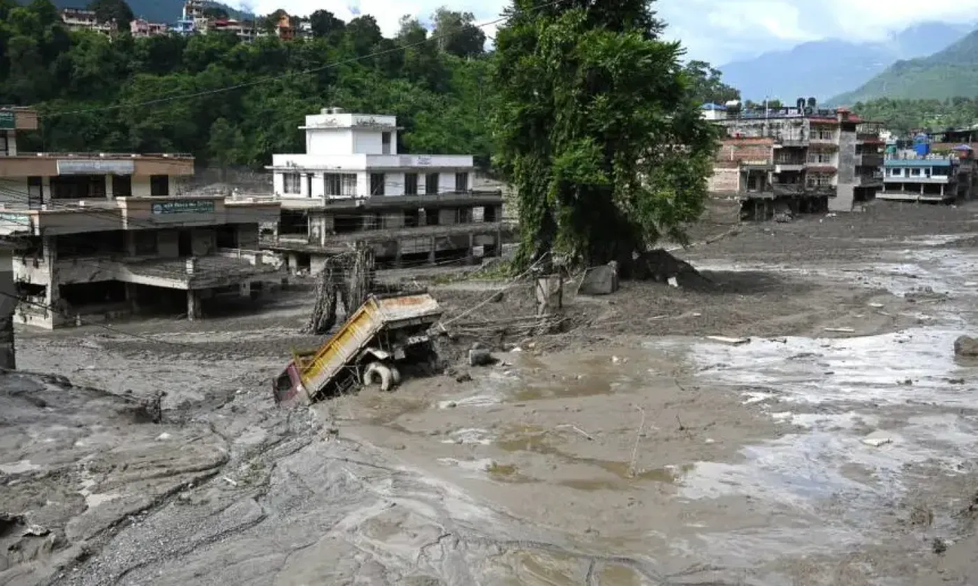 Les flots déchaînés ont emporté des maisons, des ponts et des centrales électriques Source : Community Self Reliance Centre (CSRC) Népal