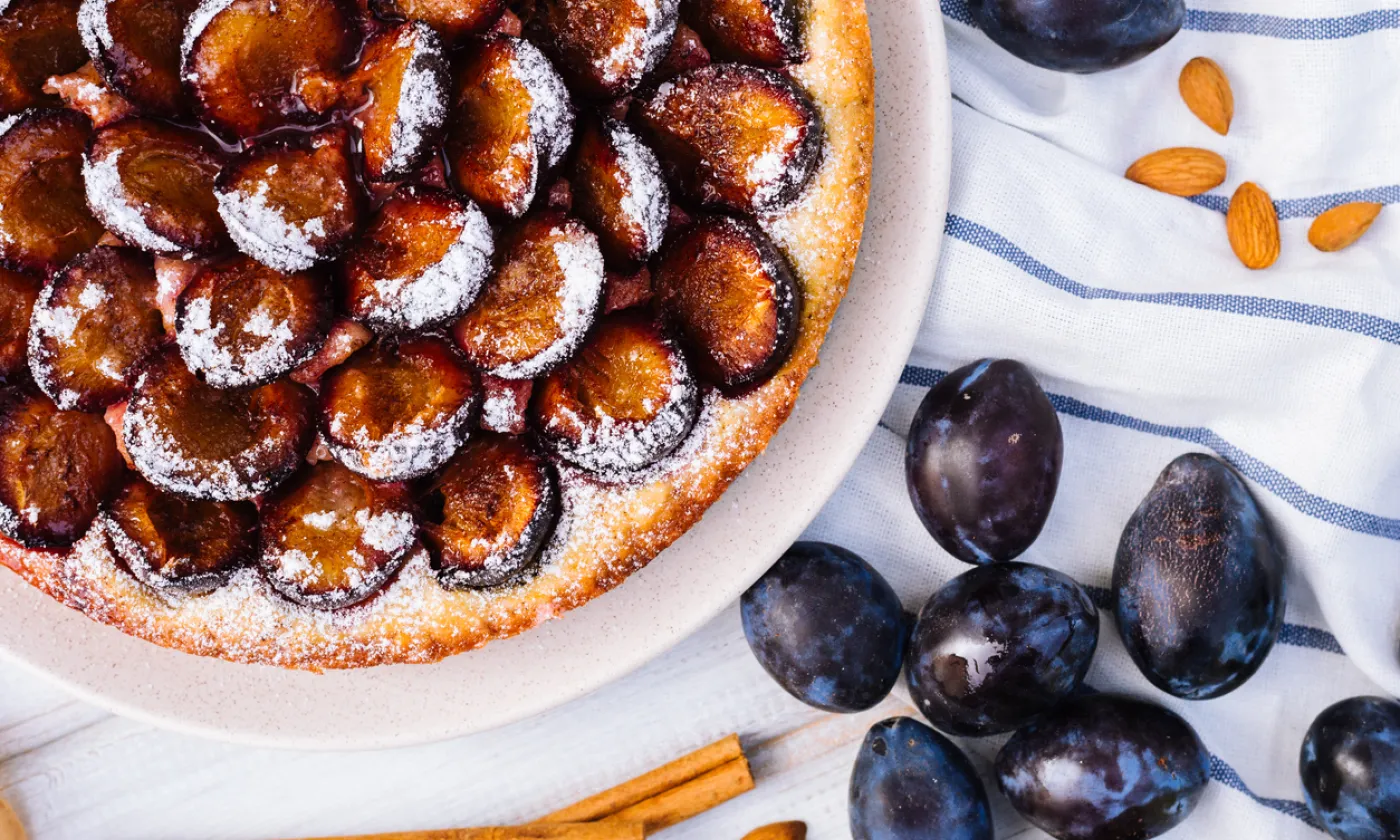 Le gâteau aux pruneaux partagé nous dit que le jeûne ne mène pas au vide, mais à la rencontre. ©iStock/ollinka