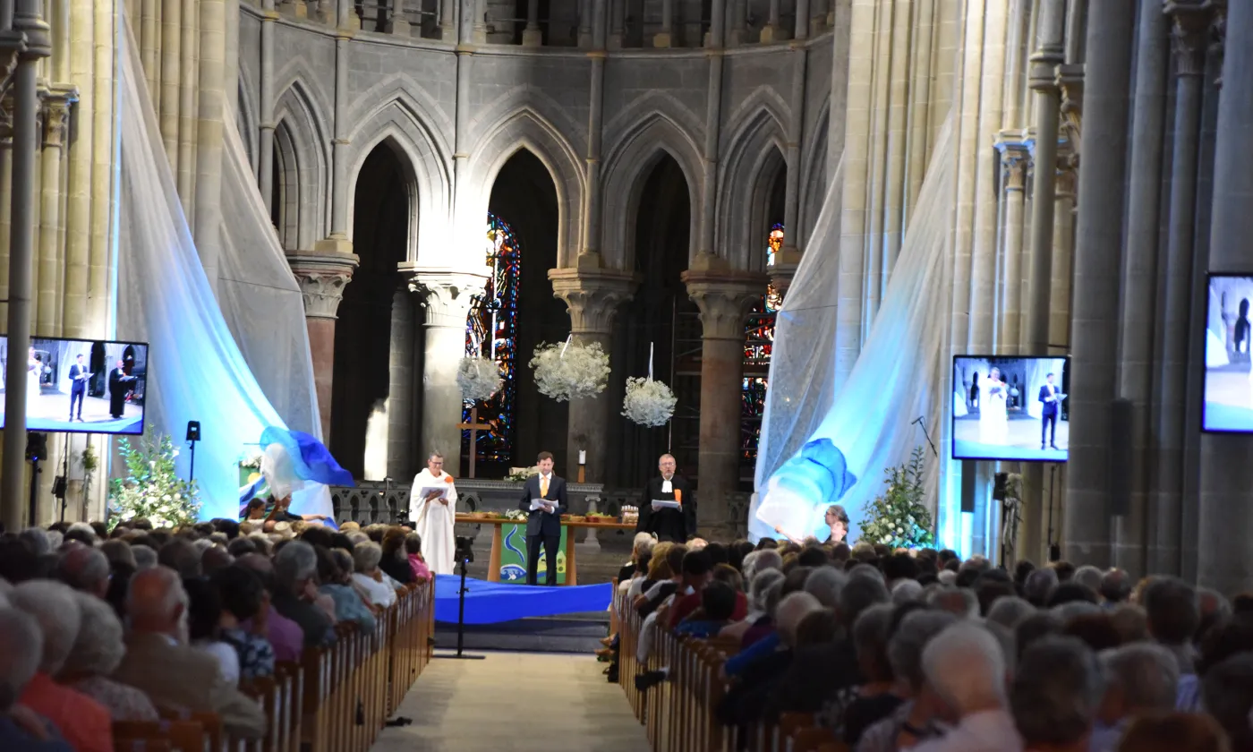 Le culte synodal de consécration et d’agrégation Le culte synodal de consécration et d’agrégation, présidé par une diacre, un animateur d’Église et un pasteur. © OIC EERV – Gérard Jaton