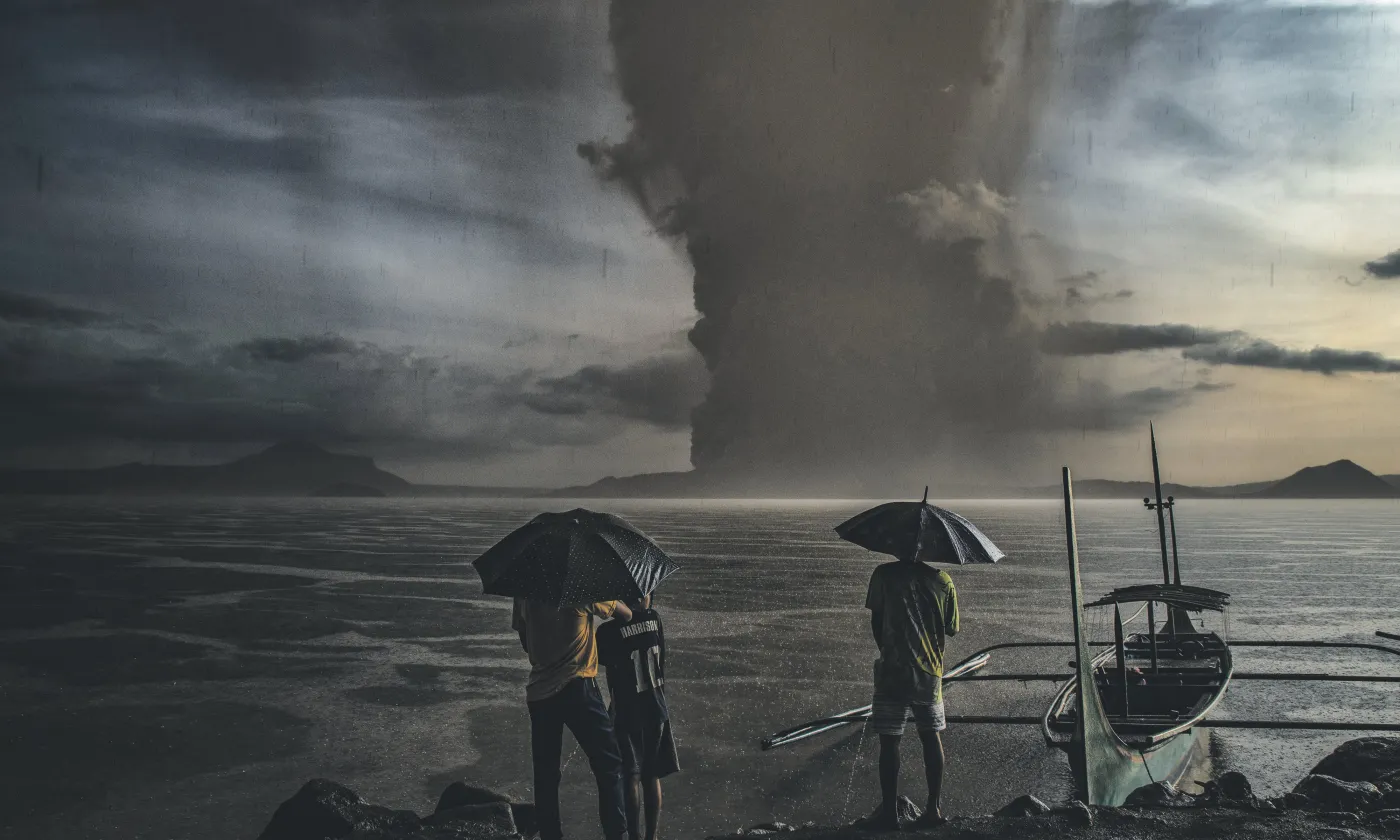 Des habitants observent l’éruption du volcan Taal depuis Talisay, province de Batangas, Philippines, 12 janvier 2020. ©Ezra Acayan. Avec l’aimable autorisation de l’artiste et de Getty Images. Exposition Human.Kind. au Musée international de la Croix-Rouge et du Croissant-Rouge, Genève.