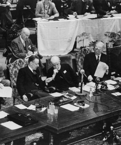 Assemblée constitutive d&#039;Amsterdam, 1948. De gauche à droite : Willem Adolf Visser&#039;t Hooft (Hollande), Geoffrey Fisher, Archevêque de Canterbury (Grande-Bretagne), John Mott (USA) et l&#039;Archevêque de l&#039;Eglise orthodoxe de Grèce Germanos Strenopoulos © World Council of Churches (COE) / Assemblée constitutive d&#039;Amsterdam, 1948. De gauche à droite : Willem Adolf Visser&#039;t Hooft (Hollande), Geoffrey Fisher, Archevêque de Canterbury (Grande-Bretagne), John Mott (USA) et l&#039;Archevêque de l&#039;Eglise orthodoxe de Grèce Germanos Strenopoulos © World Council of Churches (COE)