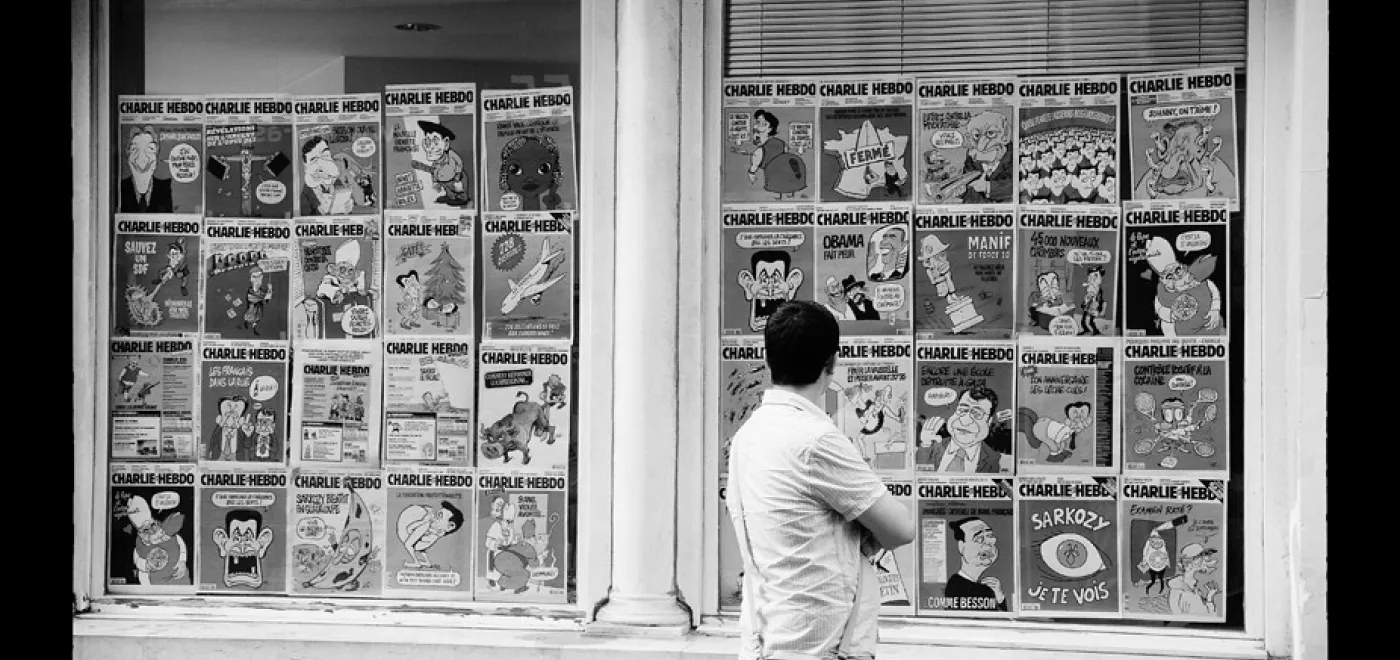 Vitrine de la rédaction de «Charlie Hebdo», prise avant l'incendie de leur précédent local. Flickr / Gongashan