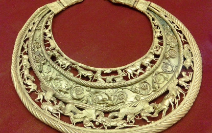 Un collier pectoral scythe / ©Половко Сергей Николаевич, CC BY-SA 4.0 Wikimedia Commons