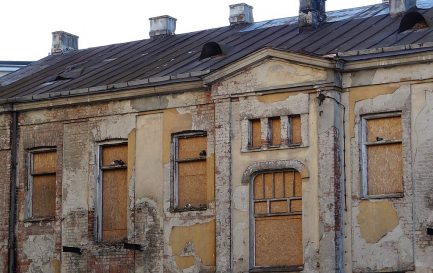 Immeuble abandonné dans l&#039;ancien ghetto juif de Bialystok, Pologne / ©Adam Jones from Kelowna, BC, Canada, CC BY-SA 2.0 Wikimedia Commons