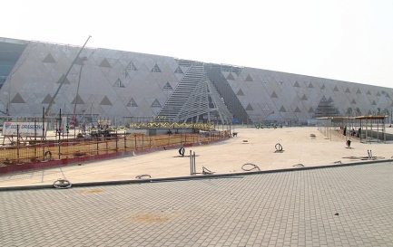 Le Grand Musée égyptien sous construction en 2019 / ©Djehouty, CC BY-SA 4.0 via Wikimedia Commons