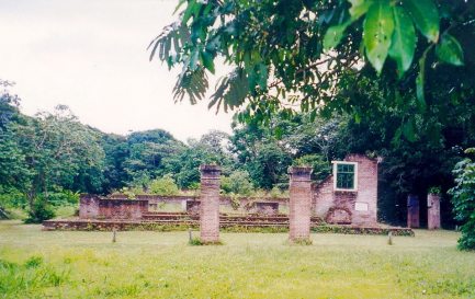 Les restes de la synagogue de Jodensavanne en 2000 au Suriname / ©Brokopondo at Dutch Wikipedia, Public domain, via Wikimedia Commons