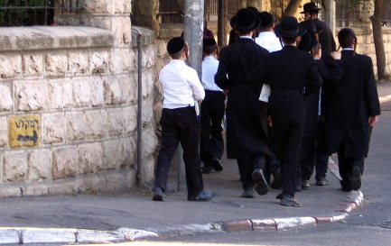 Les jeunes juifs ultra-orthodoxes prennent la clé des champs / ©RonAlmog, (Flickr page), CC BY 2.0, Wikimedia Commons