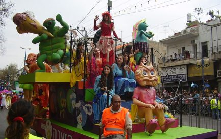 Religieux et laïcs ont fêté Pourim en Israël en dépit de la pandémie / ©צילום:ד&quot;ר אבישי טייכר, CC BY 2.5 via Wikimedia Commons