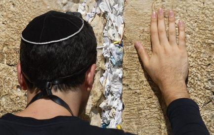 Que deviennent les prières glissées dans le Mur des Lamentations? / ©Simon Mannweiler / Wikimedia Commons