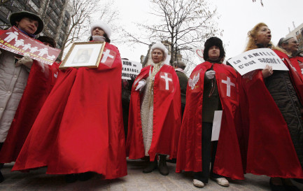Des membres de Civitas France manifestent contre le mariage pour tous. / © Keystone
