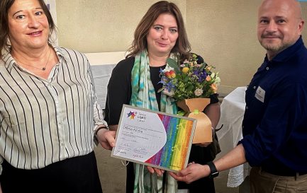 De gauche à droite: Rebecca Burkahrdt, membre du conseil d’aministration de LSBK Lesbisch-schwule Basiskirche de Offene Kirche Elisabethen (OKE), Dr. Brigitta Gerber, présidente de l’OKE et Frank Lorenz, directeur général de l&#039;OKE. © Offene Kirche Elisabethen / De gauche à droite: Rebecca Burkahrdt, membre du conseil d’aministration de LSBK Lesbisch-schwule Basiskirche de Offene Kirche Elisabethen (OKE), Dr. Brigitta Gerber, présidente de l’OKE et Frank Lorenz, directeur général de l&#039;OKE. © Offene Kirche Elisabethen