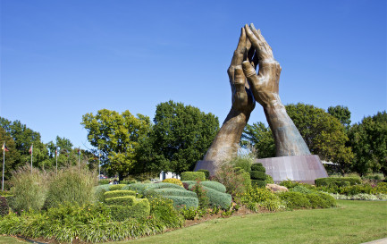 &quot;Praying Hands&quot;, Université Oral Roberts à Tulsa, Oklahoma / ©Flickr/Terry White