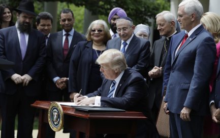 Signature du décret demandant à l'IRS de ne pas tenir compte de l'amendement Johnson, mai 2017 © Keystone / AP / Evan Vucci
