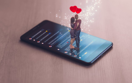 Tandis que sur les applis de dating, on se zappe d’un coup de doigt sur des critères souvent physiques, les rencontres organisées autour d&#039;une foi commune reprennent du galon, notamment grâce à une offre en ligne grandissante, entre «spi-dating» et sites de rencontres religieux. / IStock