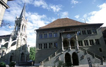 L&#039;Hôtel de Ville de Berne et l&#039;Eglise Saint-Pierre-et-Paul / ©Peter Alder, CC BY-SA 3.0 Wikimedia Commons