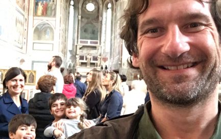 Selfie d&#039;Ignazio Bettua et sa famille en vacances dans la chapelle des Scrovegni, à Padoue, devant la Vierge de Giotto / © DR