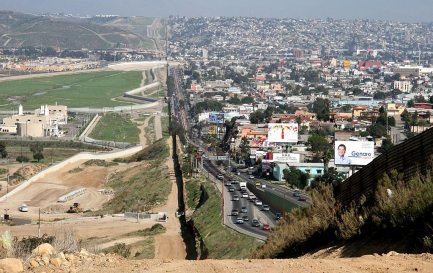 La frontière américano-mexicaine. A gauche, San Diego, et à droite, Tijuana. / © Wikimedia Commons/PD/Sgt 1st Class Gordon Hyde