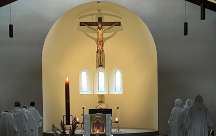 Les moines et moniales de Bose dans leur chapelle / ©Gabrielle Desarzens