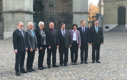 De gauche à droite: Jean-Marc Schmid, président du synode et les conseillers synodaux Ulrich Burkhalter, Claudia Hubacher, Philippe Kneubühler, Andreas Zeller (président), Judith Pörksen Roder, Iwan Schulthess, Roland Stach / ©Marie Destraz / Protestinfo