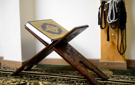 Chapelets et Coran. Salle de prière de la mosquée de Payerne © Keystone / Laurent Gilliéron