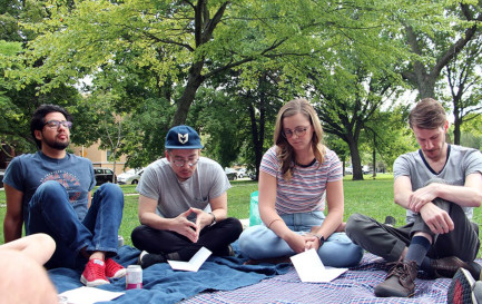 Le pasteur Tim Kim (au centre), des membres et invités de l&#039;Eglise Root &amp; Branch Church se rassemblent pour un service d&#039;Eglise à table, le 25 août 2019, au Palmer Square Park à Chicago. / RNS