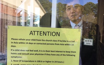 C’est une affiche jaune avec le mot «Attention» en majuscules, collée sur les portes d’entrée, qui accueille les fidèles de l’Église chinoise de Raleigh, capitale de la Caroline du Nord. Elle avertit les parents de ne pas amener leurs enfants à l&#039;église s&#039;ils ont voyagé en Asie au cours des quatorze derniers jours. / RNS