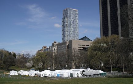 Des hôpitaux de campagne fleurissent dans Central Park. / Keystone