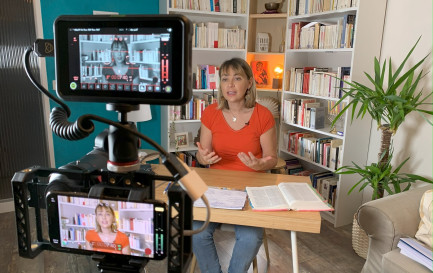 Pasteure au sein de l’Eglise protestante de Genève, Carolina Costa est à la tête d’un «ministère pionnier», entièrement numérique. Elle présente aussi son premier one woman show, où elle incarne un Dieu féminin. / Les Ataprods