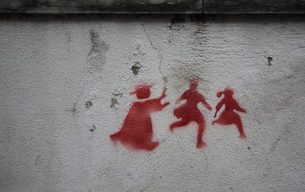 Graffiti sur un mur de Lisbonne montrant un prêtre pourchassant deux enfants. / © Wikimedia Commons/Milliped/CC-BY-3.0